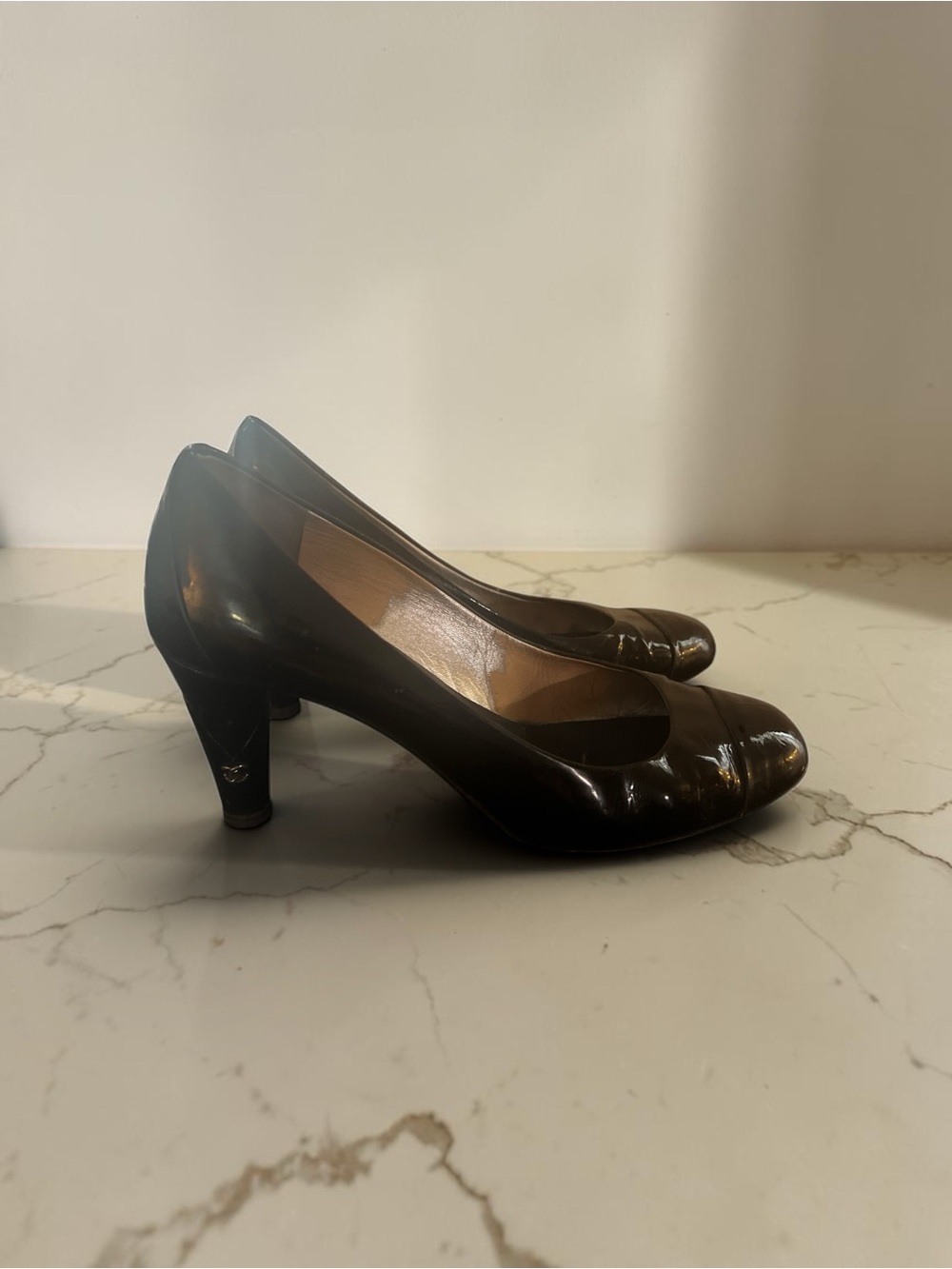 CHANEL CC LOGO PUMPS  SIZE 10.5US
